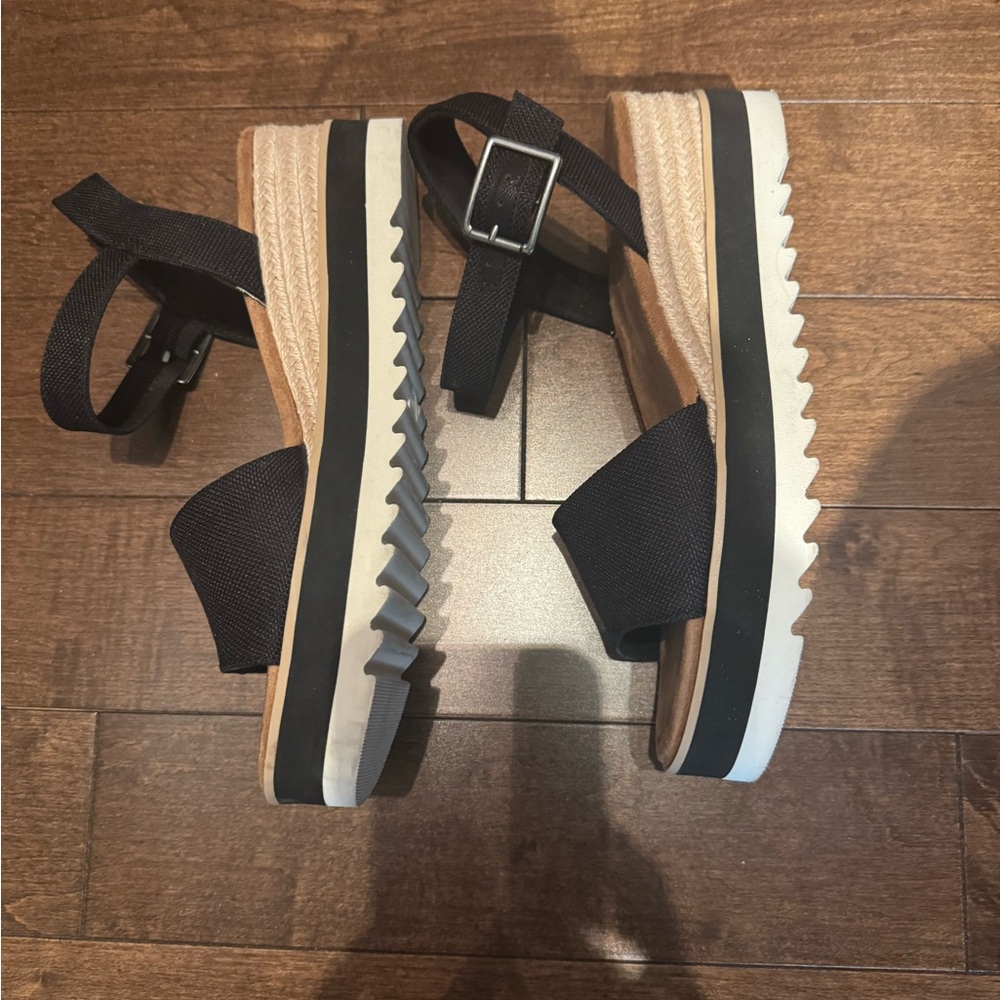 EUC TOMS Women's Black Sandals 9.5 - Picture 3 of 6